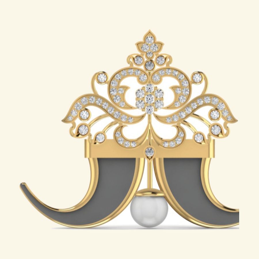Crown topper pendant with onyx tiger-tooth horns and central pearl drop. — 9.29 GM gold
