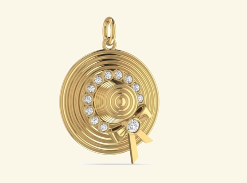 Sun-hat pendant with sculpted ribbed brim, pavé band and gold ribbon. — 4.60 GM gold
